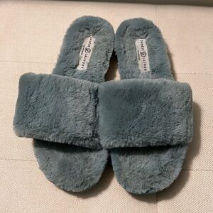 Chinese Laundry fuzzy slippers